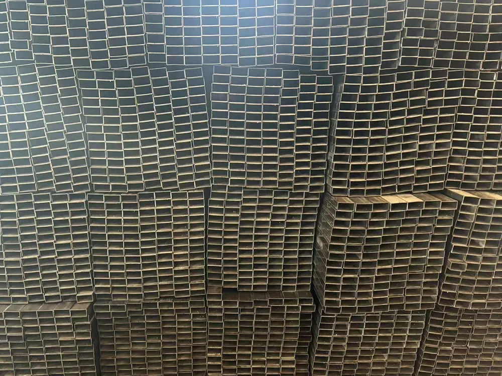  High Quality Q235 Q195 Welded Black Rectangular Steel Pipe  (1)