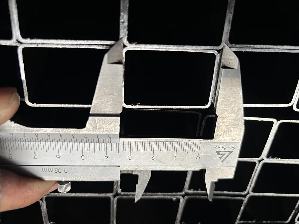  High Quality Q235 Q195 Welded Black Rectangular Steel Pipe  (2)