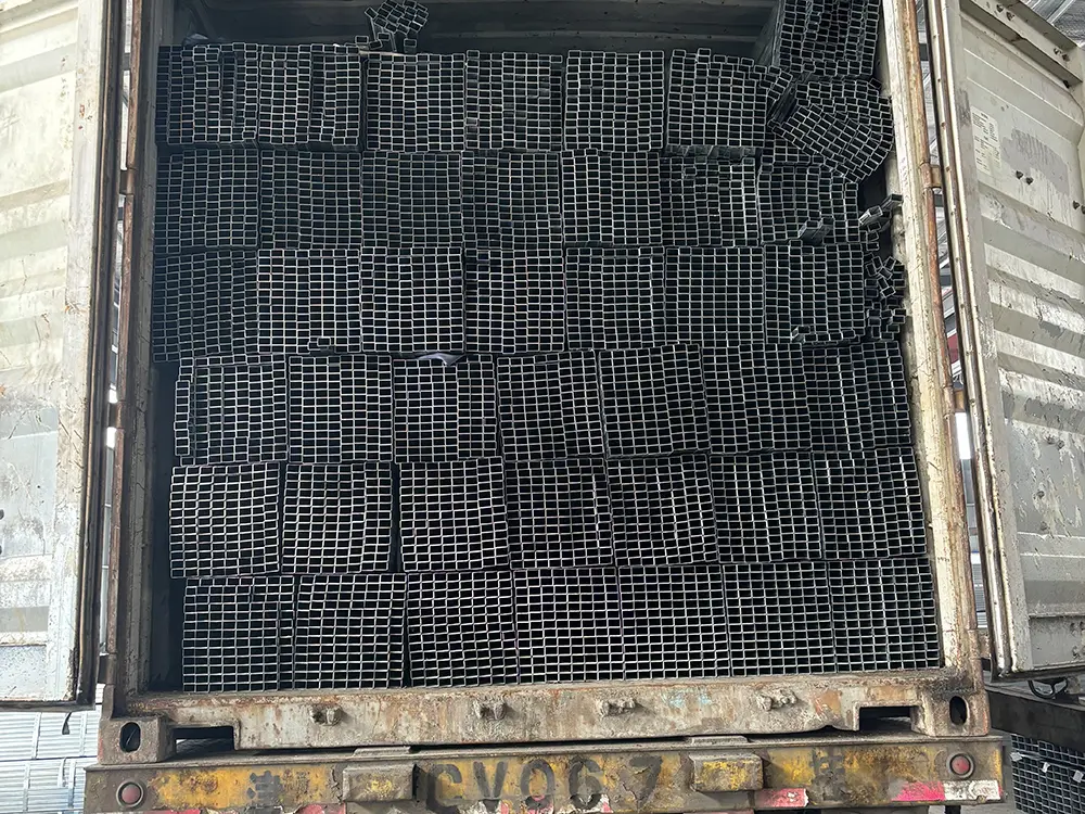  High Quality Q235 Q195 Welded Black Rectangular Steel Pipe  (9)