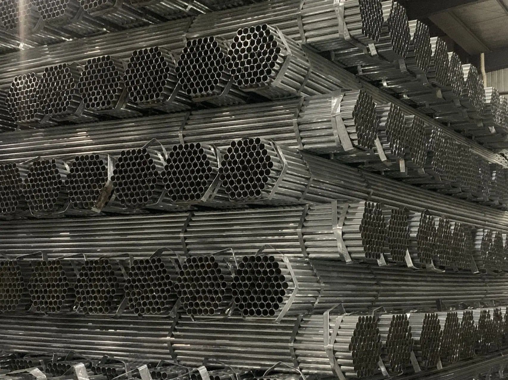 Galvanized round pipe2.jpg
